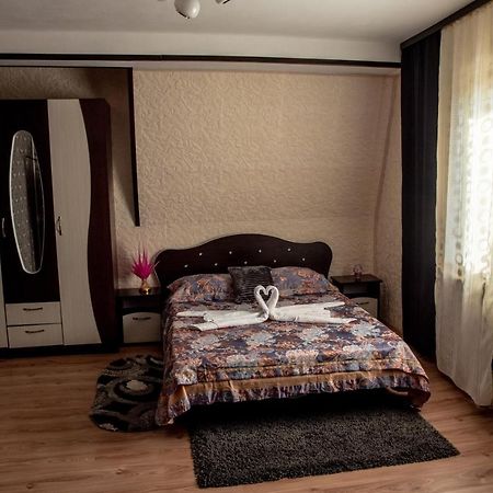 Готель Casa Robi Pestisani Екстер'єр фото